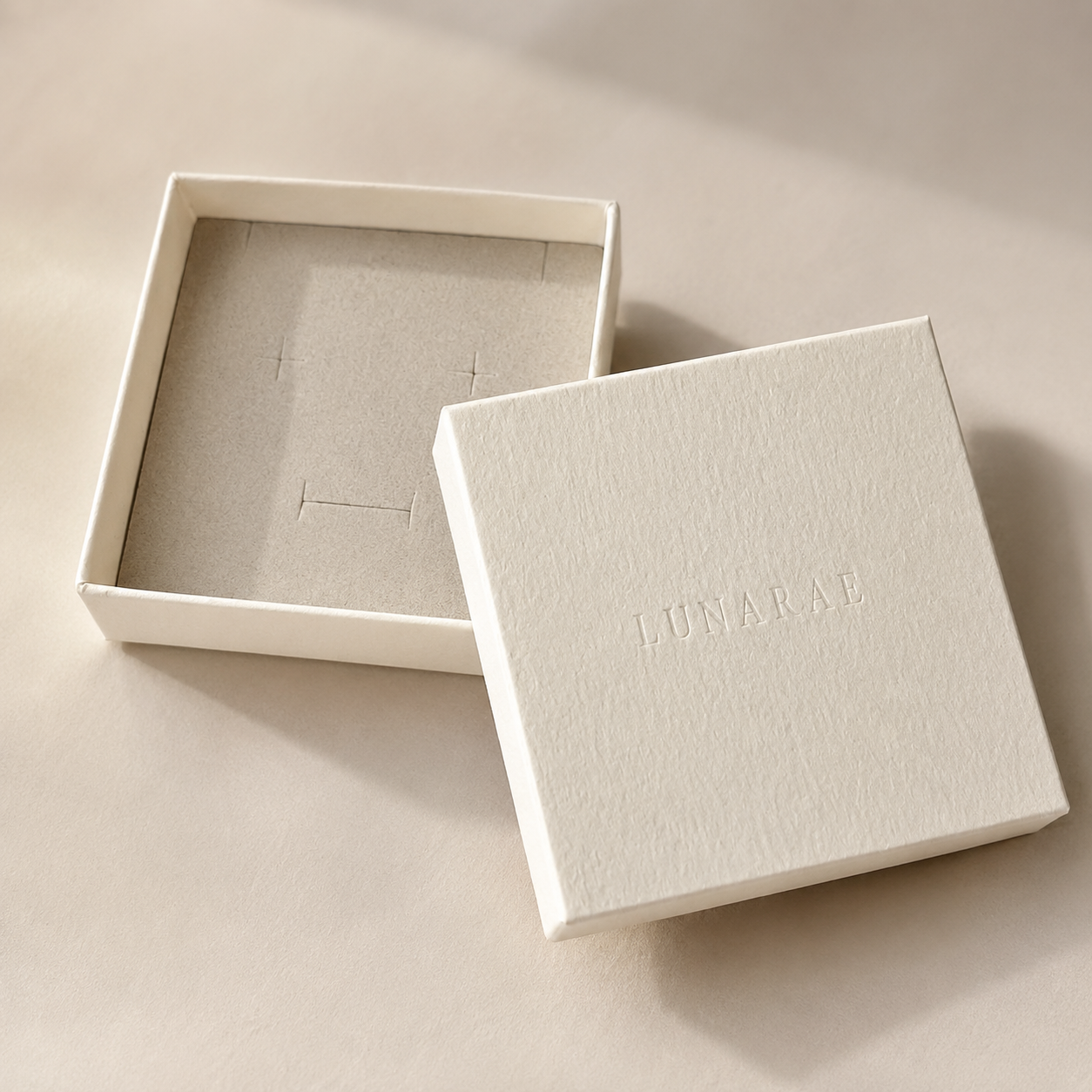 LUNARAE structured jewelry box designed to protect natural stone and silver jewelry
